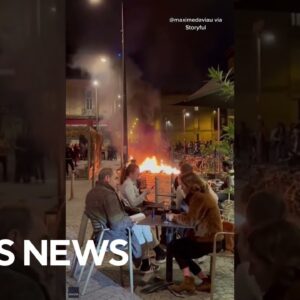French diners have wine near fires lit by demonstrators protesting divisive pension reforms #shorts