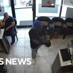 Man tries to rob Atlanta nail salon but gets ignored, video shows