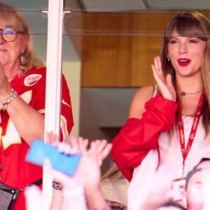 Taylor Swift and Travis Kelce's mom cheer on Kansas City Chiefs at game