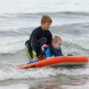 Young surfer teaches others to surf in California