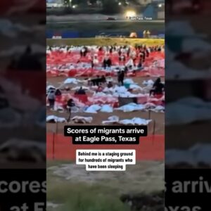 Scores of migrants arrive at Eagle Pass, Texas #shorts