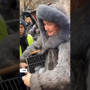 Woman becomes emotional when reunited with pet birds in Kyiv #shorts