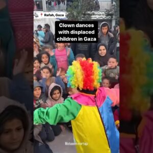 Clown dances for displaced children in Gaza #shorts