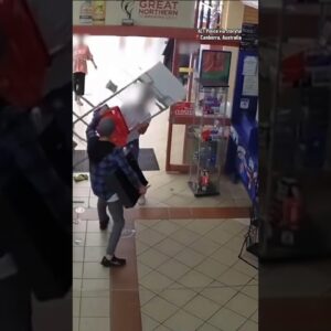 Bystanders stop robbery in Australia #shorts