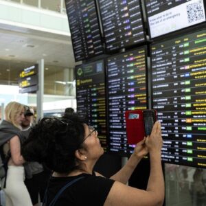 Worldwide tech outages impacting airlines, businesses running Microsoft software