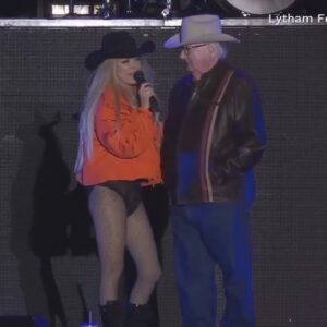 Shania Twain brings 81-year-old superfan onstage