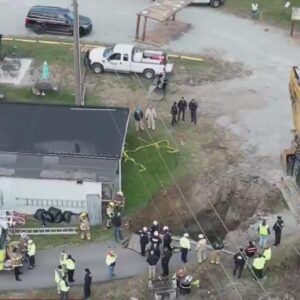 Police give update on search for Pennsylvania grandmother in sinkhole | full video