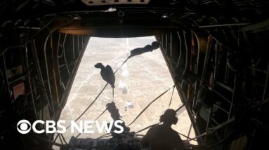 Raw video: CBS News footage of Jordanian aircrew's aid drops to Gaza