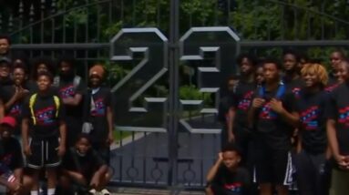 Young fans get special tour of Michael Jordan's former Chicago mansion