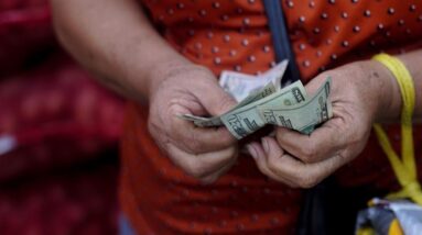 Americans think economy's getting worse, CBS News poll shows