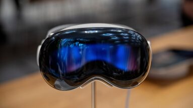 Apple Prioritizes Meta-Like AI Glasses Over Headset Revamp