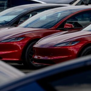 Musk’s Pay Package Pulls Focus From Tesla Earnings