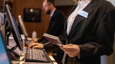 Private sector lost 32,000 jobs last month, data shows