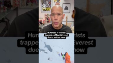 Hundreds of tourists trapped on Mount Everest due to sudden snow #shorts
