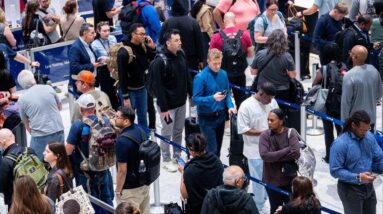 Airlines to gradually implement flight cuts due to shutdown