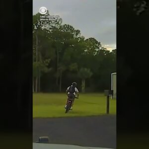 15-year-old on electric dirt bike leads police on pursuit in Naples, Florida #shorts