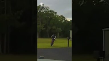 15-year-old on electric dirt bike leads police on pursuit in Naples, Florida #shorts