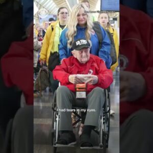 Obama surprises, thanks veterans in an Honor Flight in honor of Veterans Day #shorts