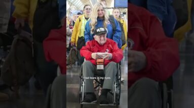 Obama surprises, thanks veterans in an Honor Flight in honor of Veterans Day #shorts